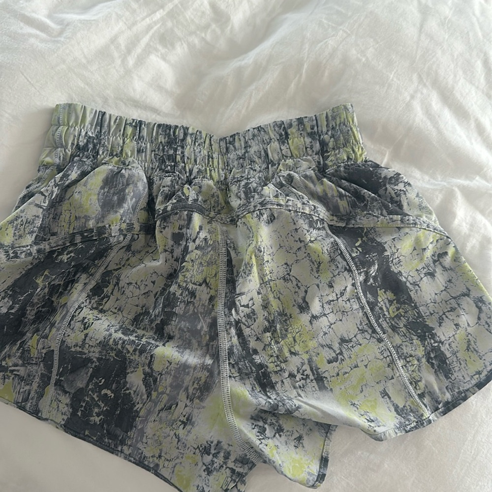 Lululemon track that 3" Worn a few times. Love them just don’t wear them.